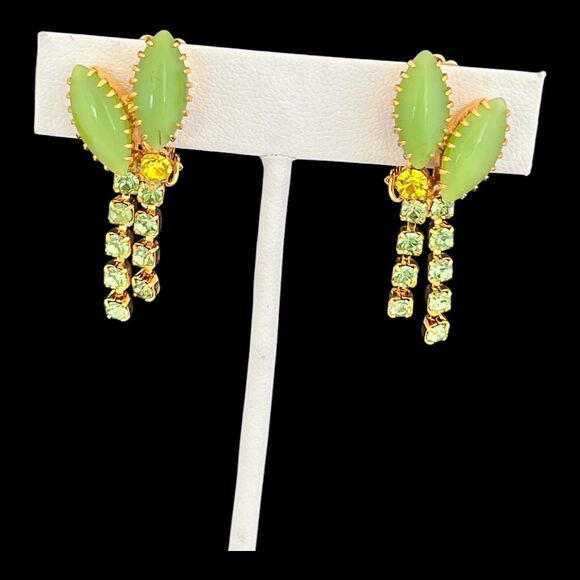 Vintage Rhinestone Earrings Prong Set Crystal Green Navette Gold Tone 8O - Picture 4 of 4